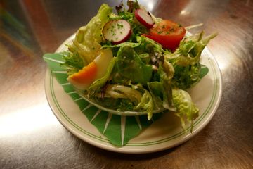 Hauptspeise auf Teller im Gasthaus Rössli