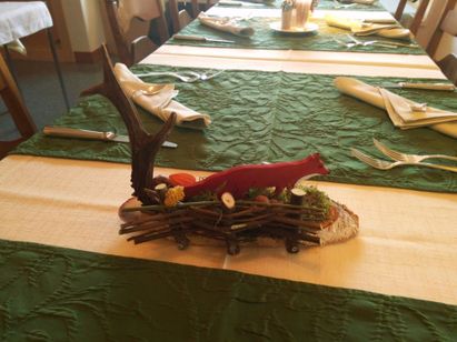 Walddekoration auf Tisch des Gasthaus Rössli