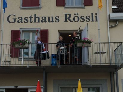 Außenansicht und Musikkapelle vor Gasthaus Rössli