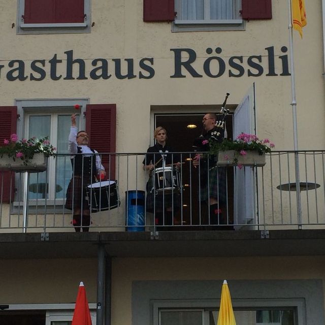 Außenansicht und Musikkapelle vor Gasthaus Rössli